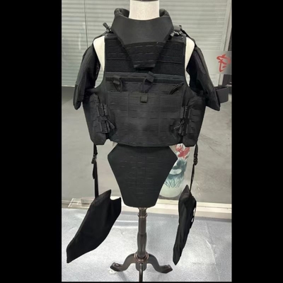 Tactical Full Protection Suit mit schnellen Beinschutz und versteckten Magazine-Taschen.