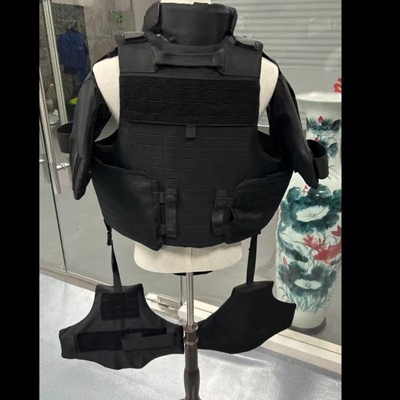Tactical Full Protection Suit mit schnellen Beinschutz und versteckten Magazine-Taschen.