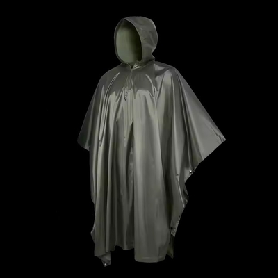 Olivengrüner, atmungsaktiver Polyester-Poncho-Regenmantel für Aktivitäten im Freien