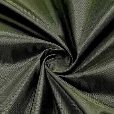 Olivengrüner, atmungsaktiver Polyester-Poncho-Regenmantel für Aktivitäten im Freien