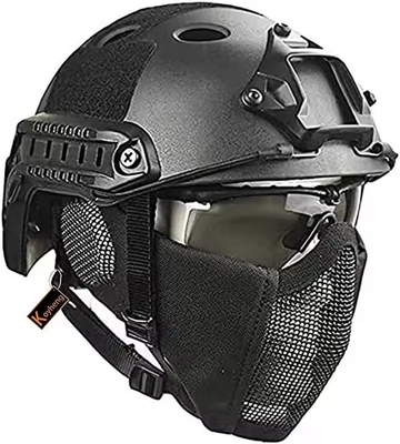 Taktischer Helm kombiniert mit klappbarem Ohrschutz